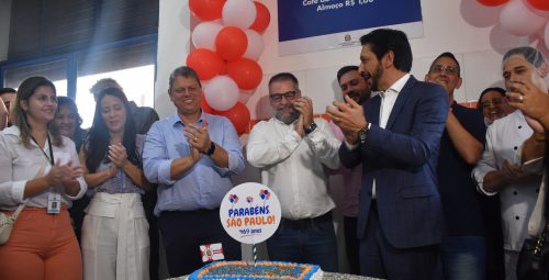 Governador Tarcísio de Freitas comemora aniversário de São Paulo com almoço no Bom Prato da rua 25 de Março